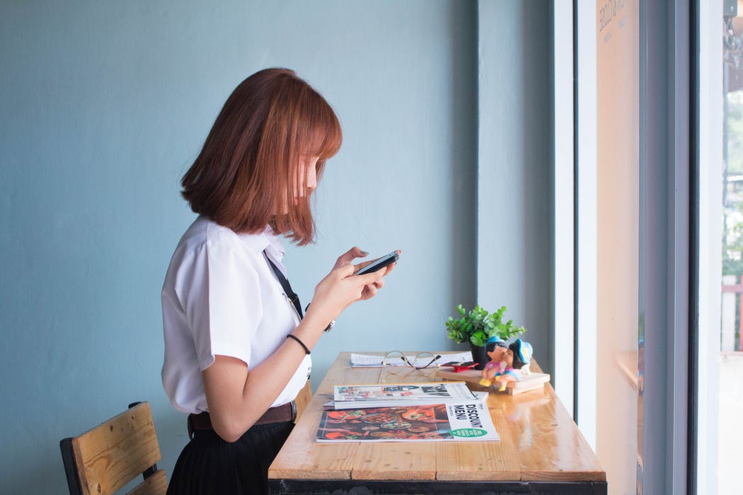反り腰で座る女性