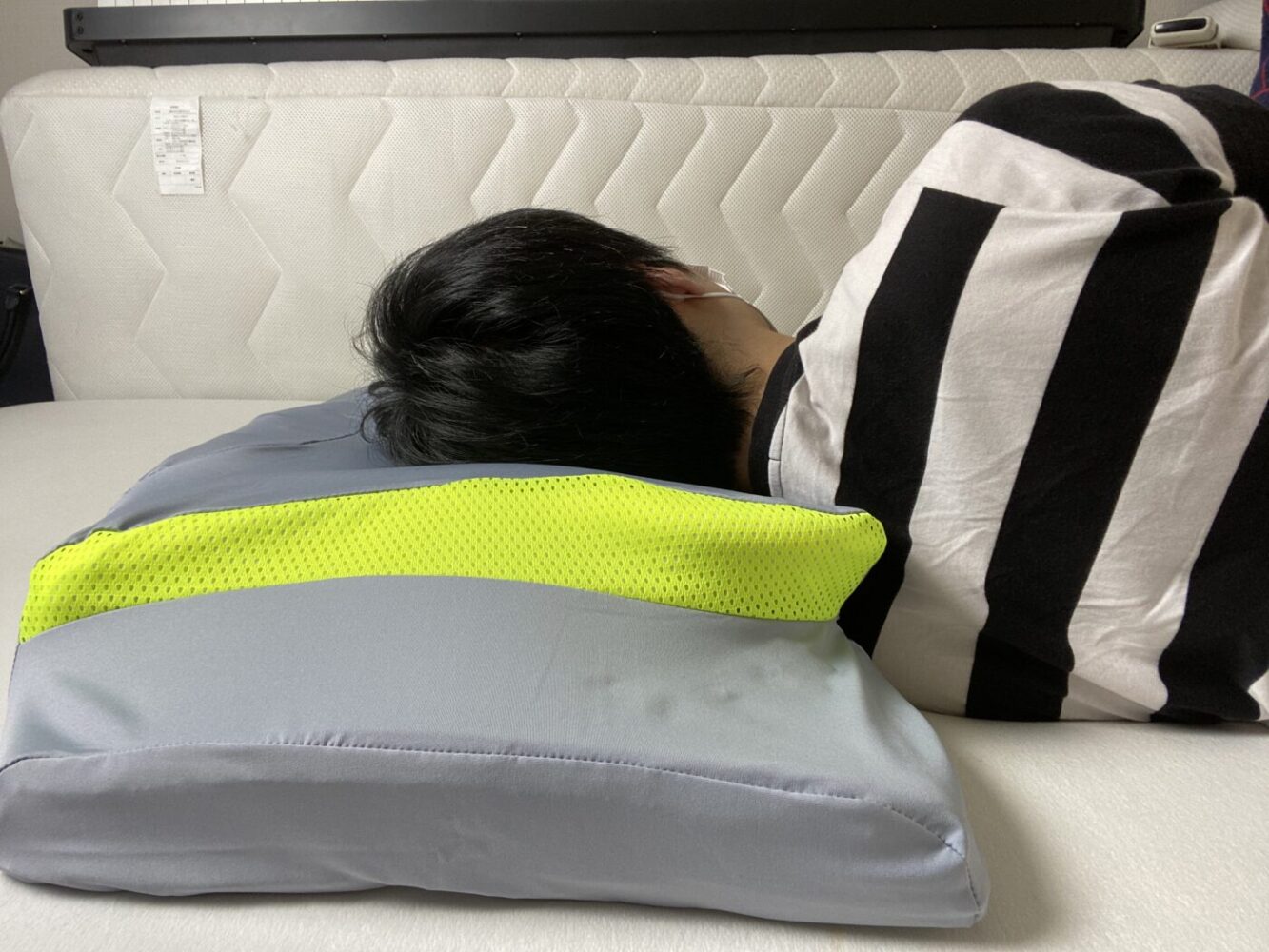 ムーンムーン 横寝用枕 - 枕
